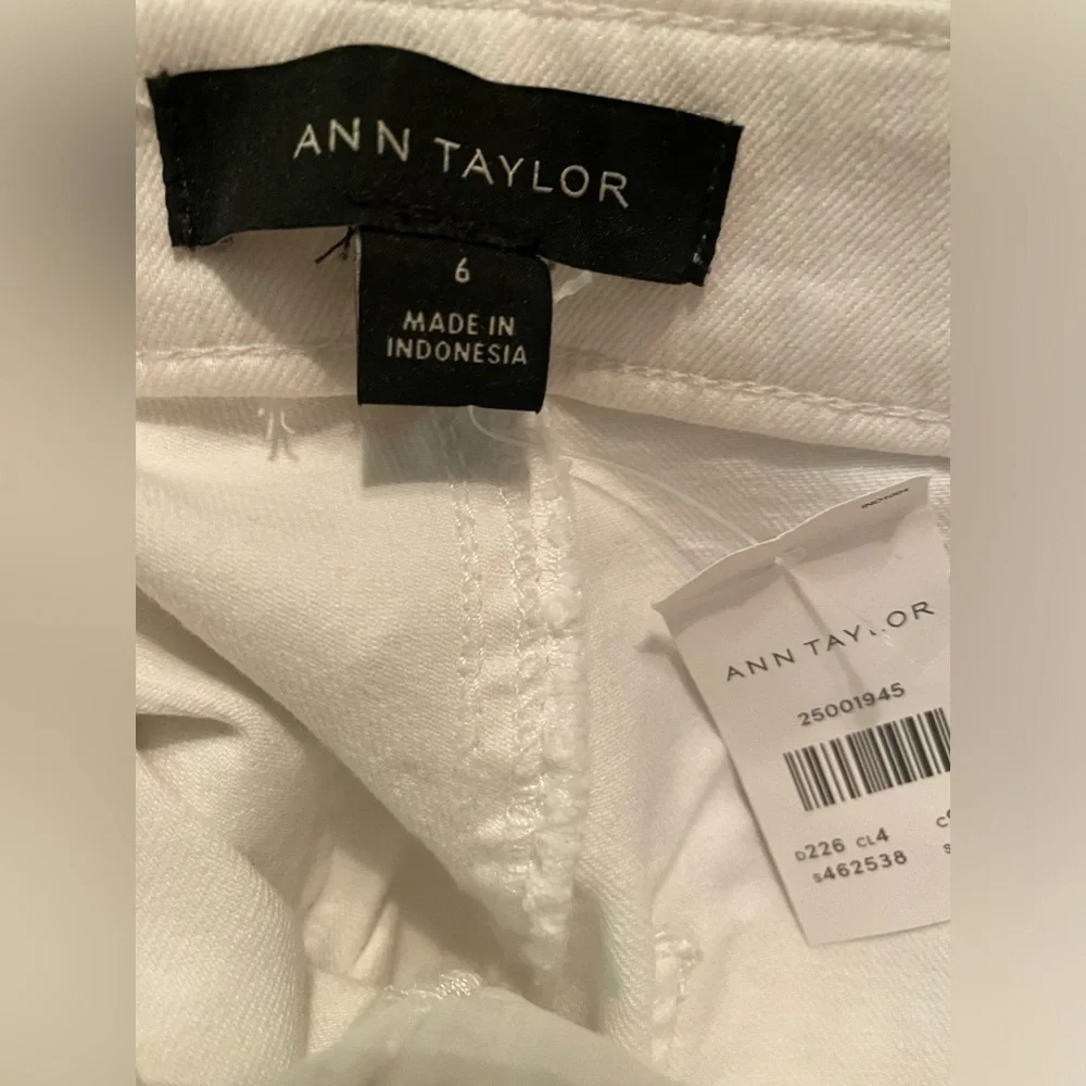 NWT - Ann Taylor White Skinny Jeans with Sailor Buttons - Sz 6 - Picture 5 of 9